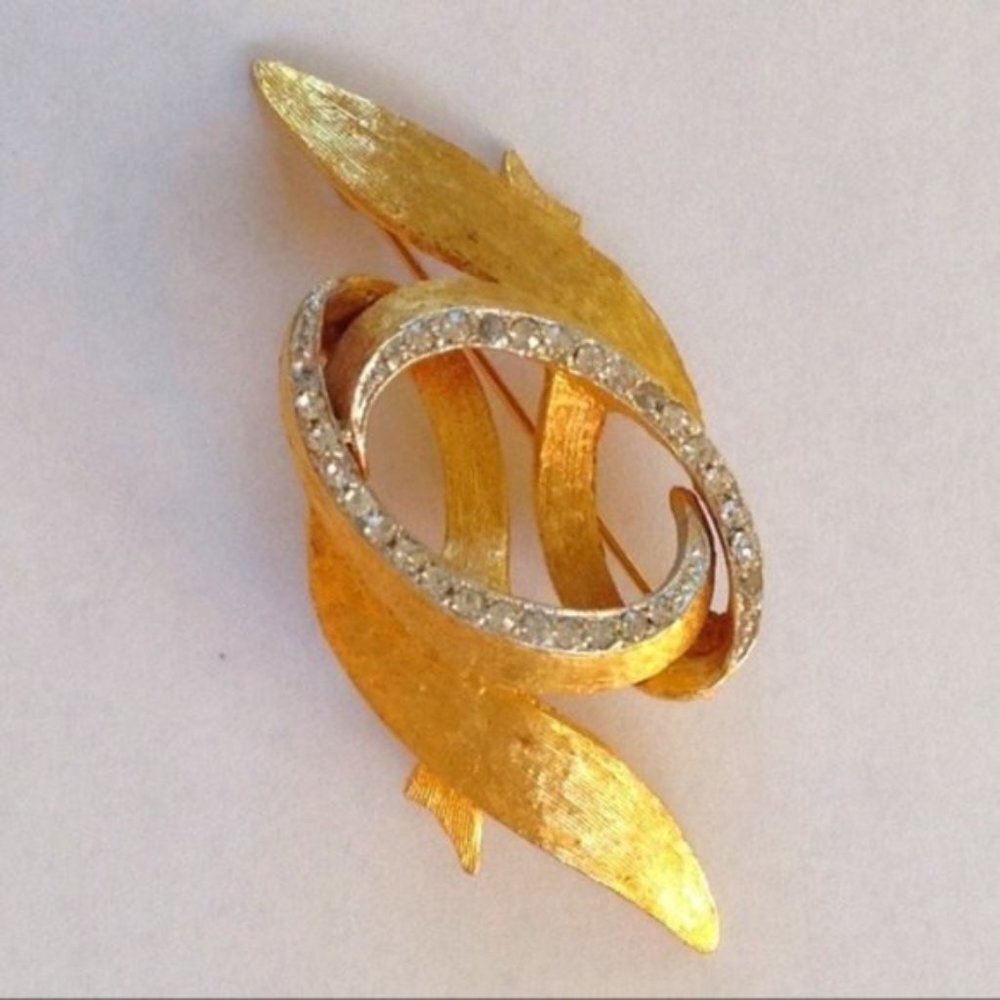 Gold Tone White Sparkle Jewels Swirl Pin Brooch Womens Jewelry Holiday‎ Gift